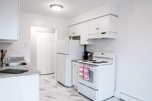 White Oak Apartments in Guelph, ON - Building Photo