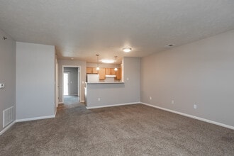 Danbury Court Apartments in Bloomington, IL - Foto de edificio - Building Photo