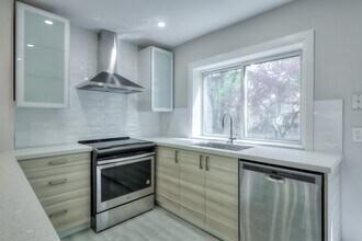 153 Gainsborough Rd in Toronto, ON - Building Photo - Building Photo