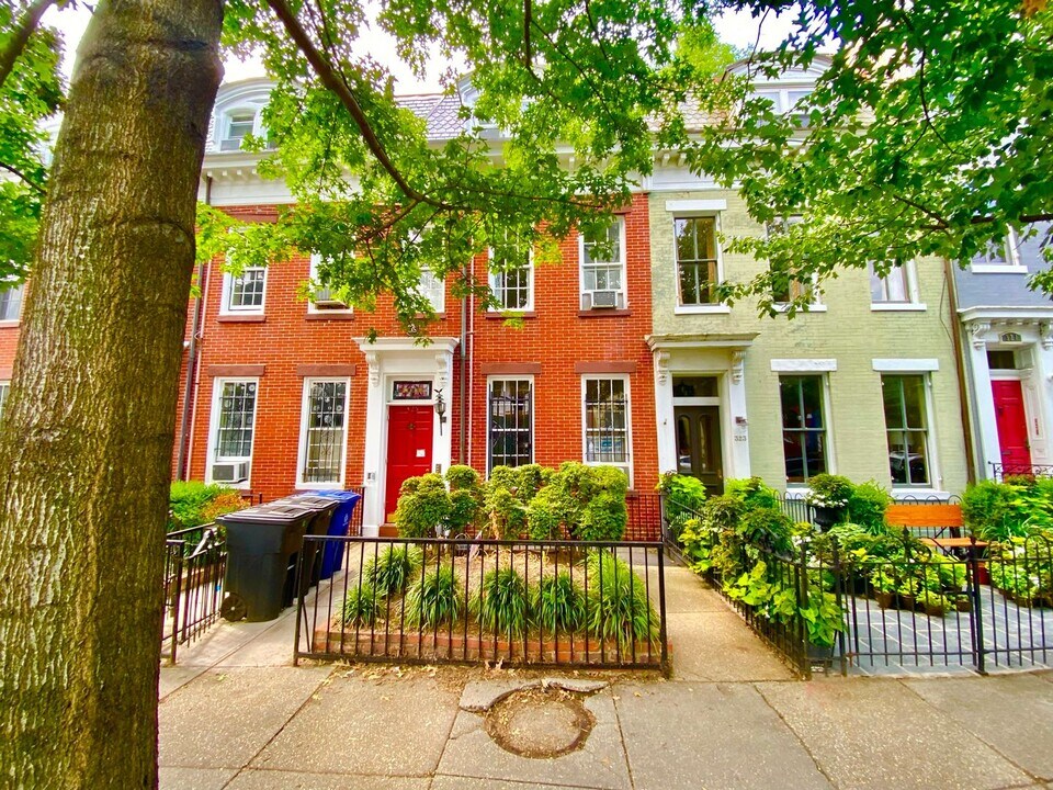 325 C St SE in Washington, DC - Building Photo