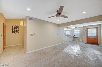 5923 Laredo St in Las Vegas, NV - Foto de edificio - Building Photo