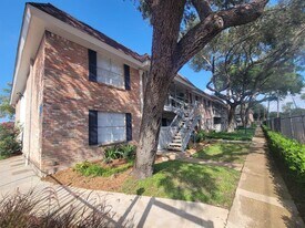 2250 Bering Dr in Houston, TX - Building Photo