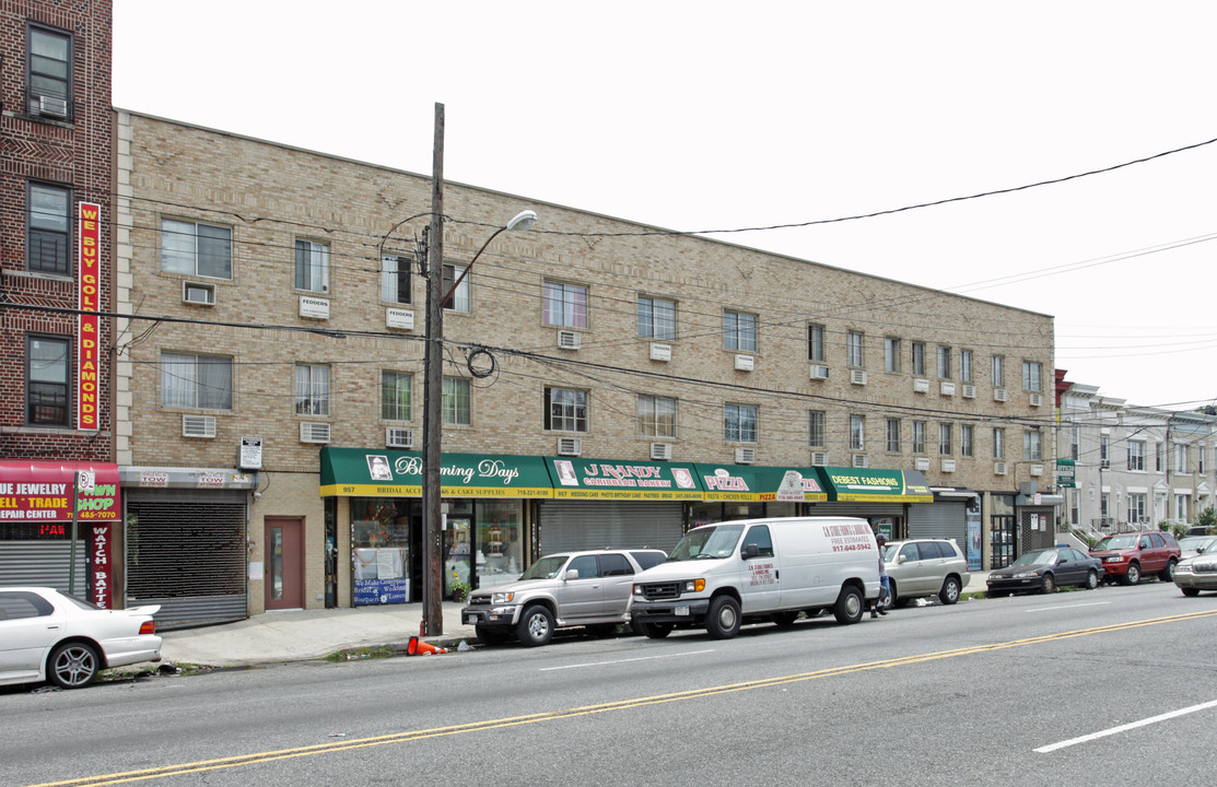 957 Utica Ave in Brooklyn, NY - Foto de edificio