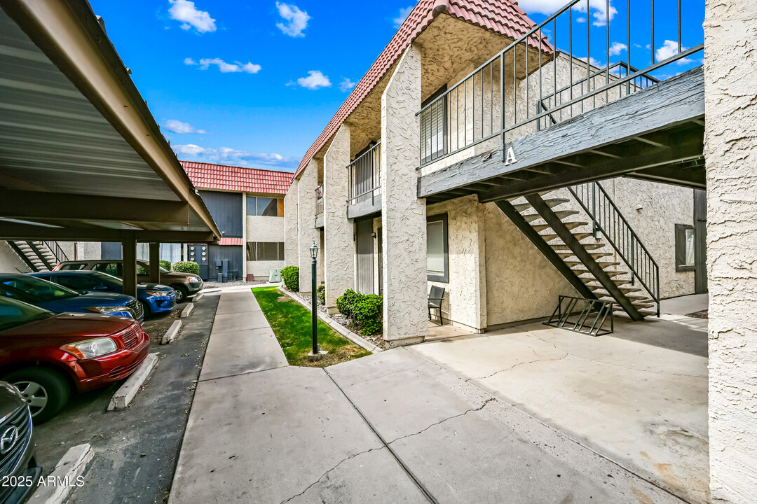 700 W University Dr in Tempe, AZ - Foto de edificio