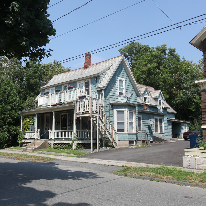 95 Davis St in Greenfield, MA - Foto de edificio