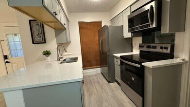 6246 Oak Cluster Cir in Tampa, FL - Building Photo - Building Photo