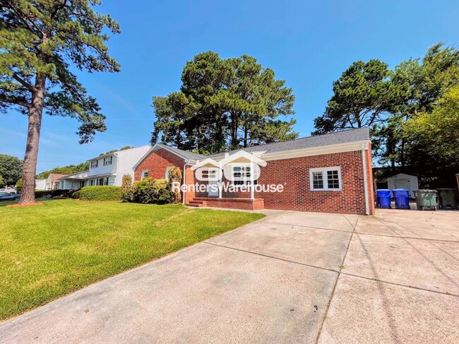 2444 Tullibee Dr in Norfolk, VA - Building Photo - Building Photo