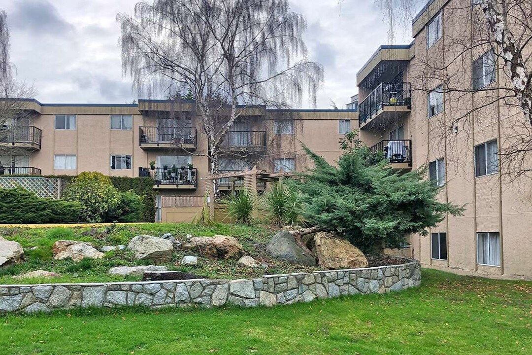 Ocean Park Manor in Victoria, BC - Building Photo