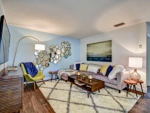 Lilac Village Palm Beach Gardens in Palm Beach Gardens, FL - Foto de edificio - Building Photo