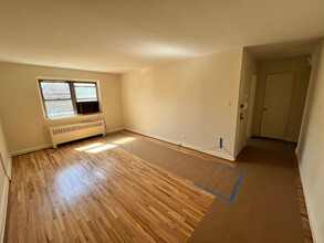 194-3 37th Ave in Queens, NY - Foto de edificio - Building Photo
