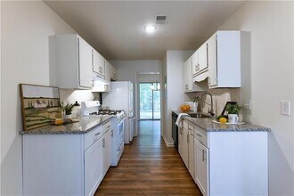 1697 Cedar Bluff Way in Marietta, GA - Foto de edificio - Building Photo