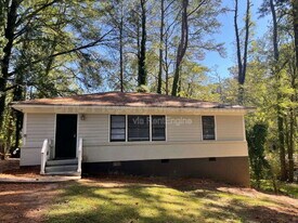 3210 Delowe Dr in East Point, GA - Building Photo