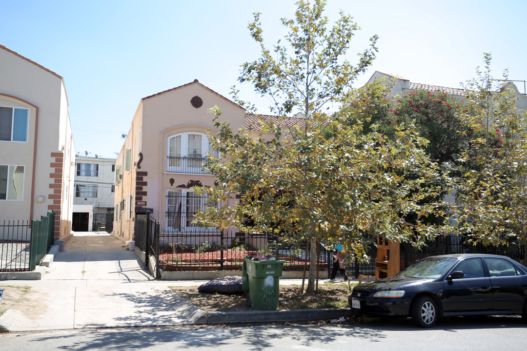 Catalina Apartments in Los Angeles, CA - Building Photo