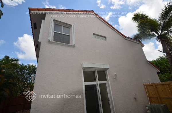 3705 Valais Dr in Hollywood, FL - Building Photo - Building Photo