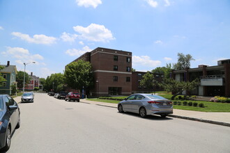16 Charlotte St in Worcester, MA - Foto de edificio - Building Photo