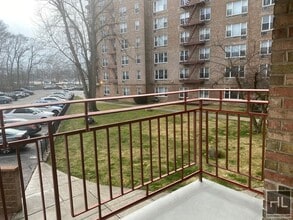 GRAND CENTRAL PARKWAY in Queens, NY - Foto de edificio - Building Photo