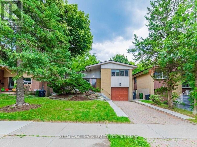 901 Brimorton Dr in Toronto, ON - Building Photo - Building Photo