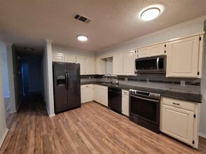 313 Mccurdy St in Crowley, TX - Foto de edificio - Building Photo