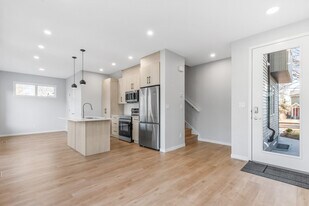 11528-11122 122 St NW in Edmonton, AB - Building Photo