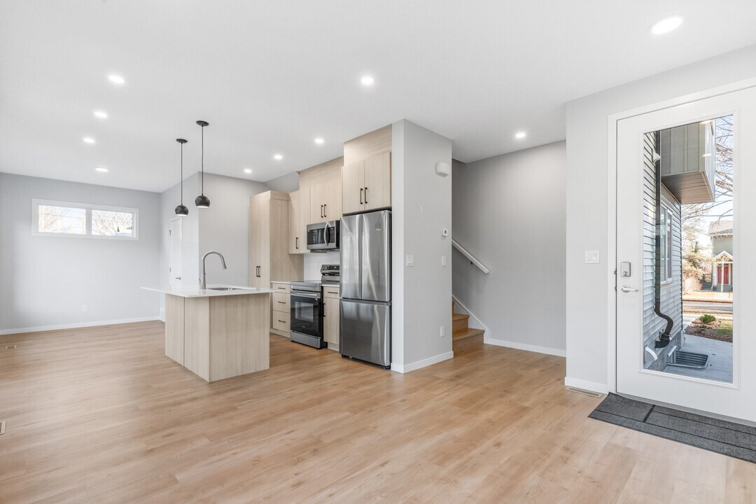 11528-11122 122 St NW in Edmonton, AB - Building Photo