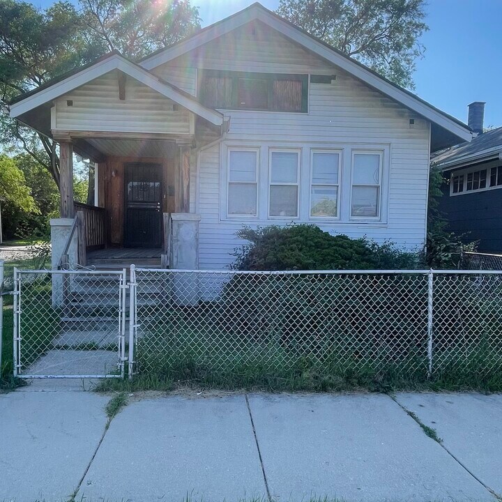 10056 S Indiana Ave in Chicago, IL - Building Photo