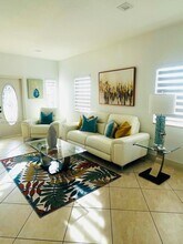 6762 SW 157th Ct in Miami, FL - Foto de edificio - Building Photo