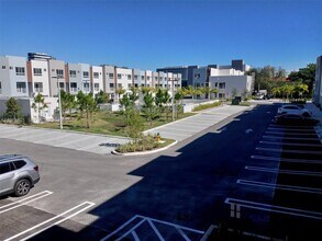 2555 NE 193rd St in Miami, FL - Building Photo - Building Photo