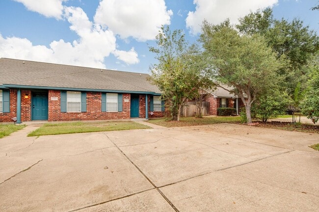 NOVEMBER Move in! 2/2 Duplex with fenced i in College Station, TX - Building Photo - Building Photo