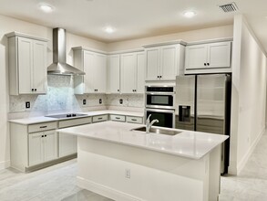 4866 Shady Pnes Dr in St. Cloud, FL - Foto de edificio - Building Photo