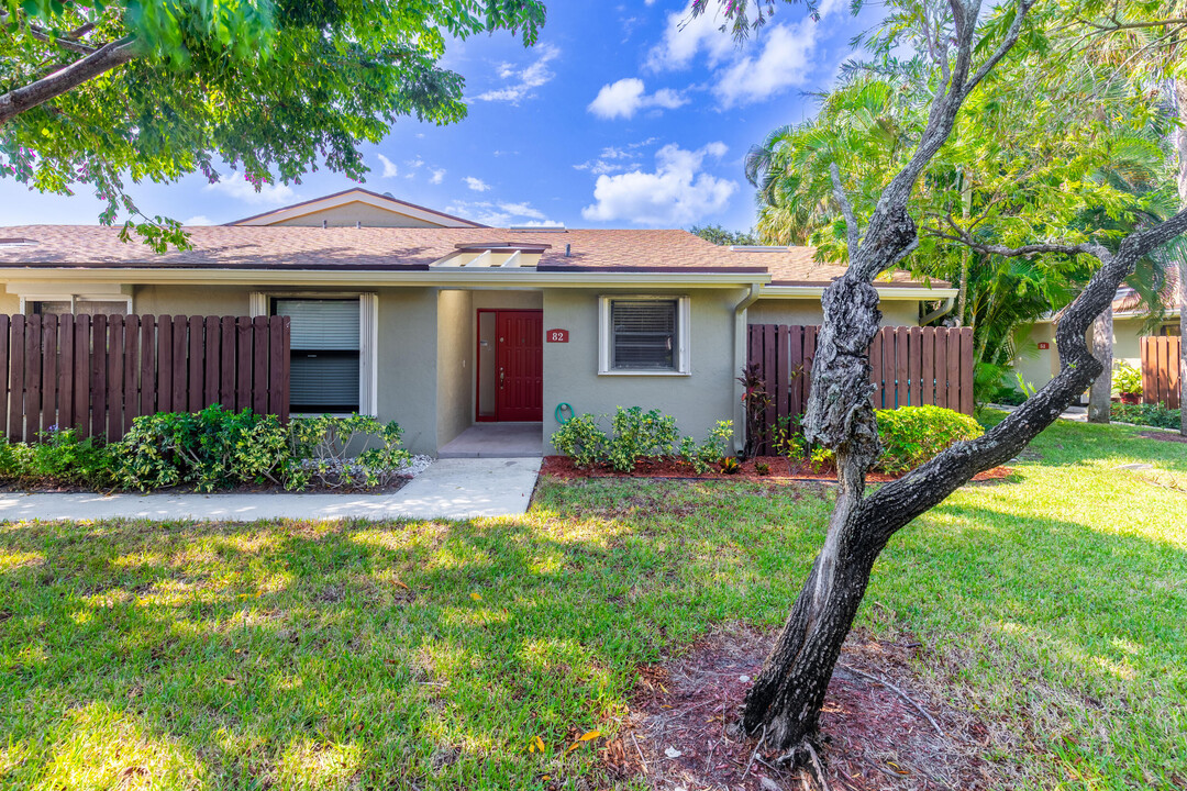 82 Meadows Dr in Boynton Beach, FL - Building Photo