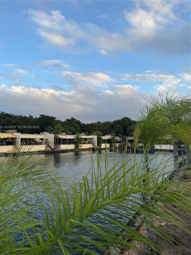 7000 Crown Gate Ct in Miami Lakes, FL - Building Photo - Building Photo