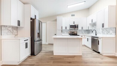 6411 NW 54th Dr in Coral Springs, FL - Foto de edificio - Building Photo