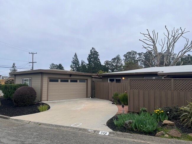 228 Reed Cir in Mill Valley, CA - Foto de edificio - Building Photo