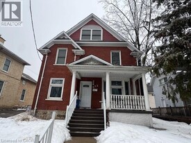 683 King St W in Kitchener, ON - Building Photo