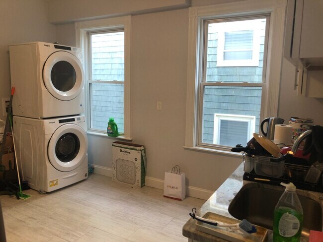 6 Bucknam St, Unit 3B in Boston, MA - Building Photo - Building Photo