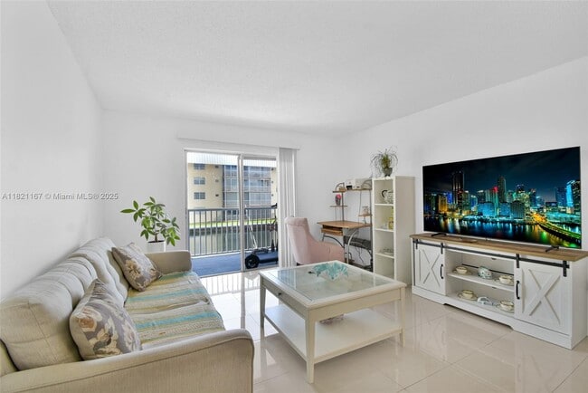 3527 NE 168th St in North Miami Beach, FL - Building Photo - Building Photo