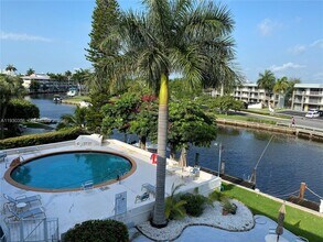 467 Golden Isles Dr in Hallandale Beach, FL - Building Photo - Building Photo