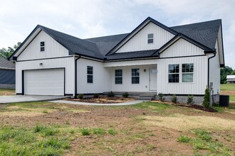 644 S Tunnel Rd in Gallatin, TN - Foto de edificio - Building Photo