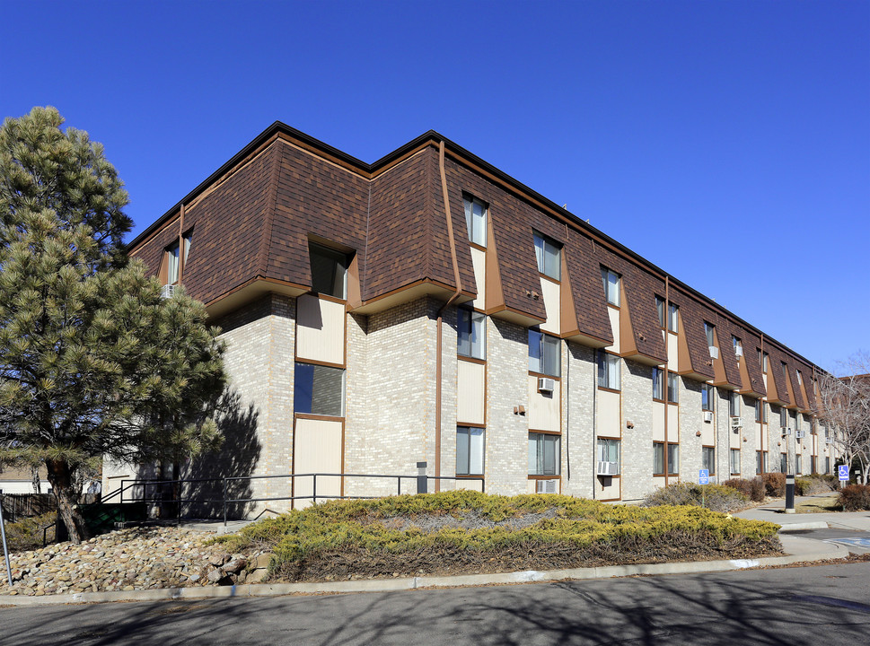 Aspen Meadows Apartments in Aurora, CO - Building Photo