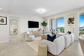 220 SE Mizner Blvd in Boca Raton, FL - Building Photo - Building Photo