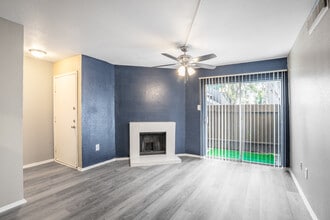 Angleton Manor in Angleton, TX - Foto de edificio - Interior Photo