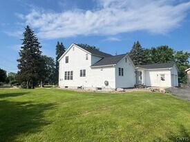 6049 S Bay Rd in Cicero, NY - Building Photo