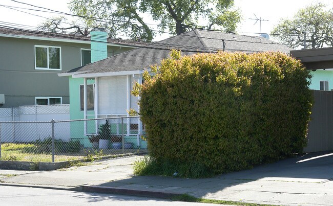 579 Poplar Ave in Redwood City, CA - Foto de edificio - Building Photo