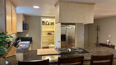 2487 NW Lovejoy St, Unit 2-BR Unit B in Portland, OR - Foto de edificio - Building Photo
