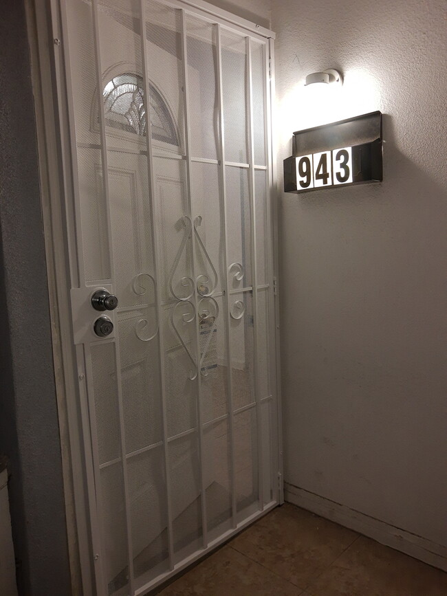 941 E 52nd Pl, Unit 943 in Los Angeles, CA - Foto de edificio - Building Photo