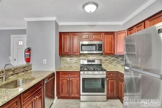 79 Crosspointe Dr in East Brunswick, NJ - Building Photo - Building Photo