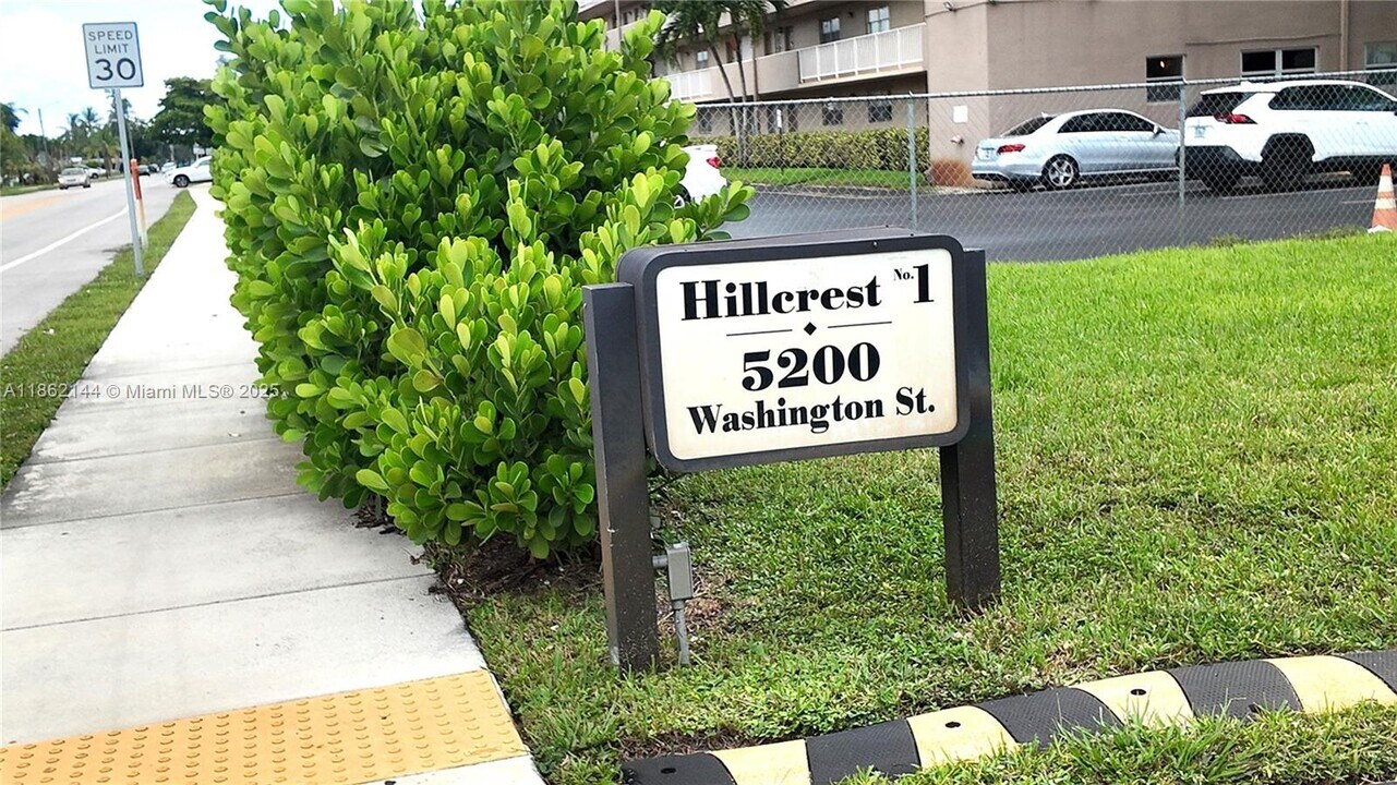 5200 Washington St in Hollywood, FL - Building Photo