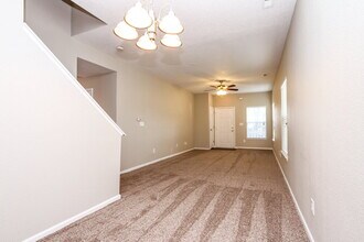 8020 Lake Tree Cir in Indianapolis, IN - Foto de edificio - Building Photo