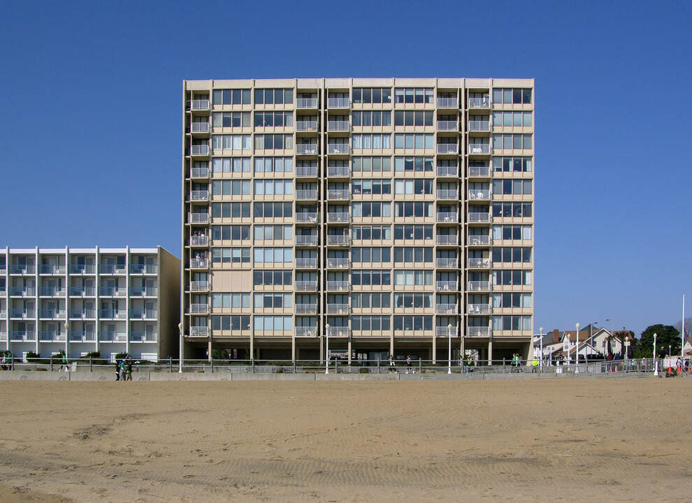 Edgewater Condominiums in Virginia Beach, VA - Building Photo