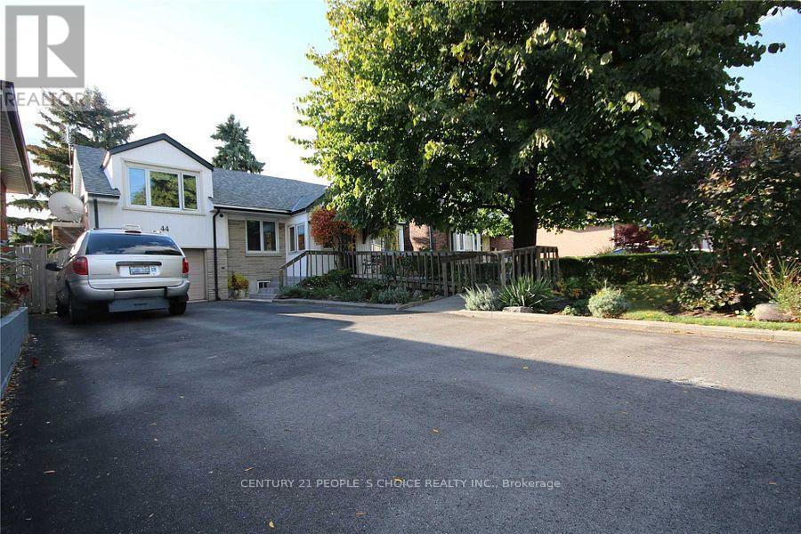 44 Torrance Rd in Toronto, ON - Building Photo